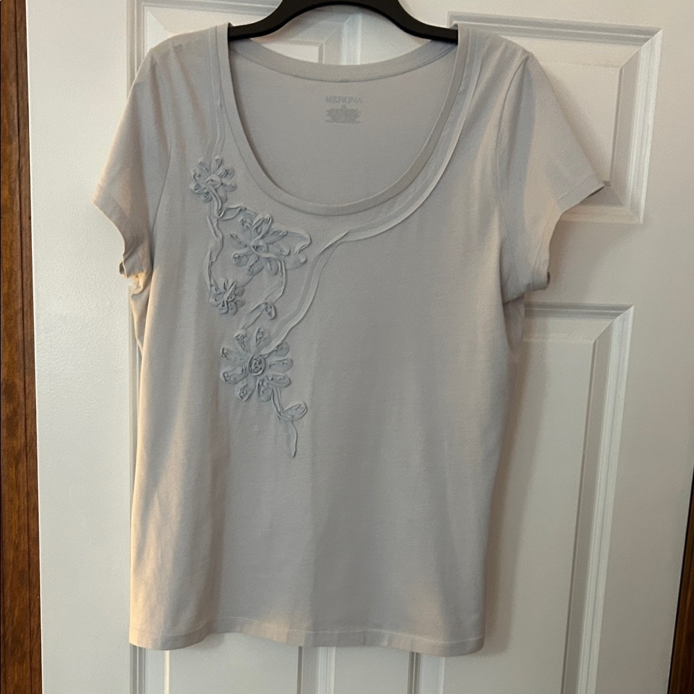 Merona Light Gray Tee with Floral Appliqué Design Women’s Size XL
